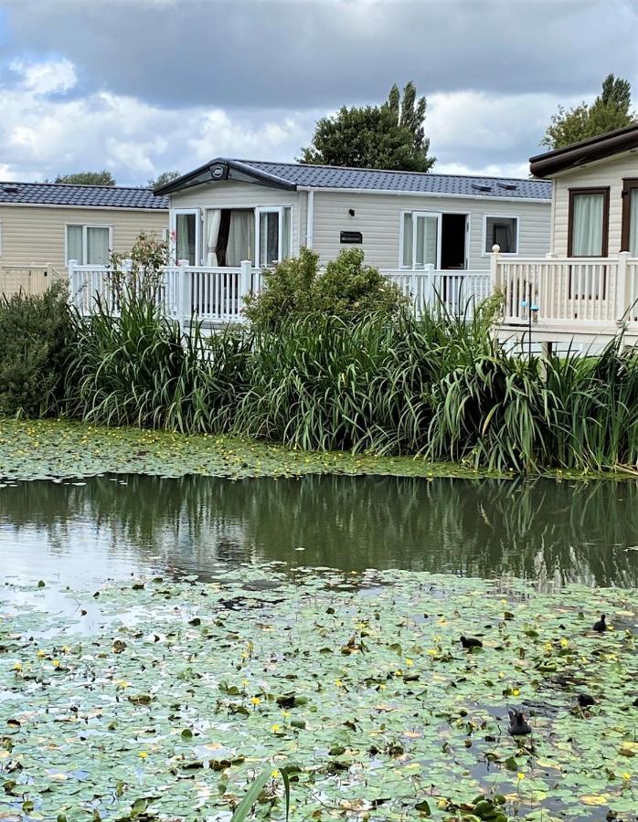 Lilly Pad Villa South Cerney Exteriör bild